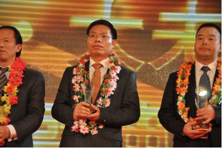 [图]双胞胎集团王勇飞副总裁荣获中国饲料行业